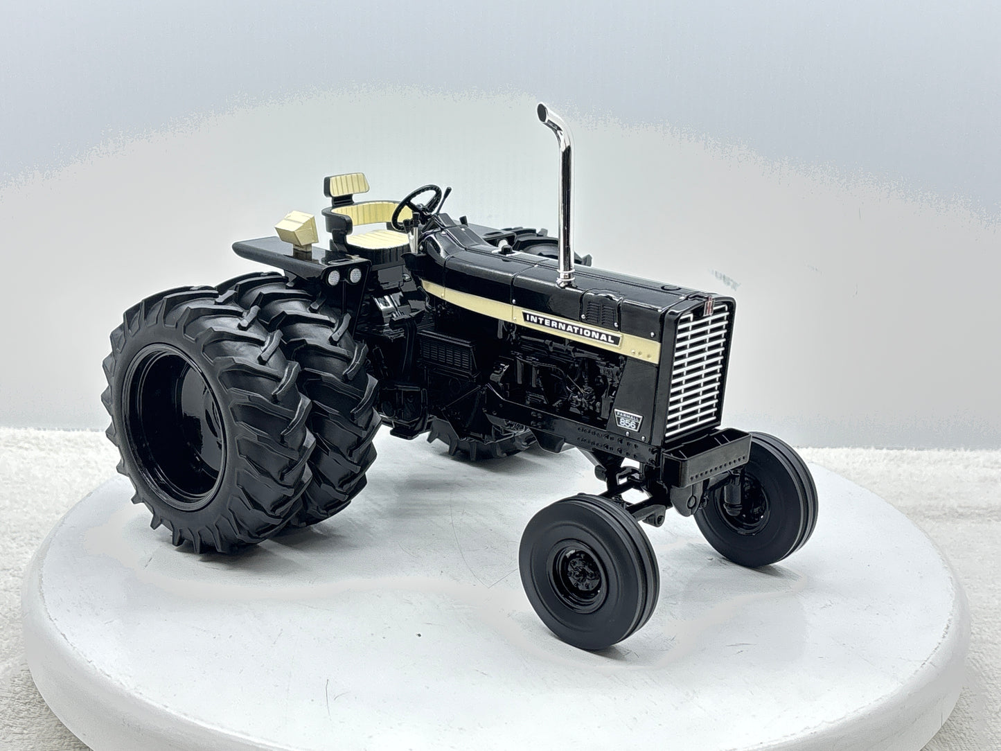 1/16 International 856 Black