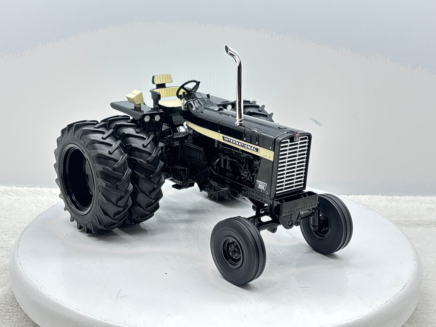 1/16 International 856 Black
