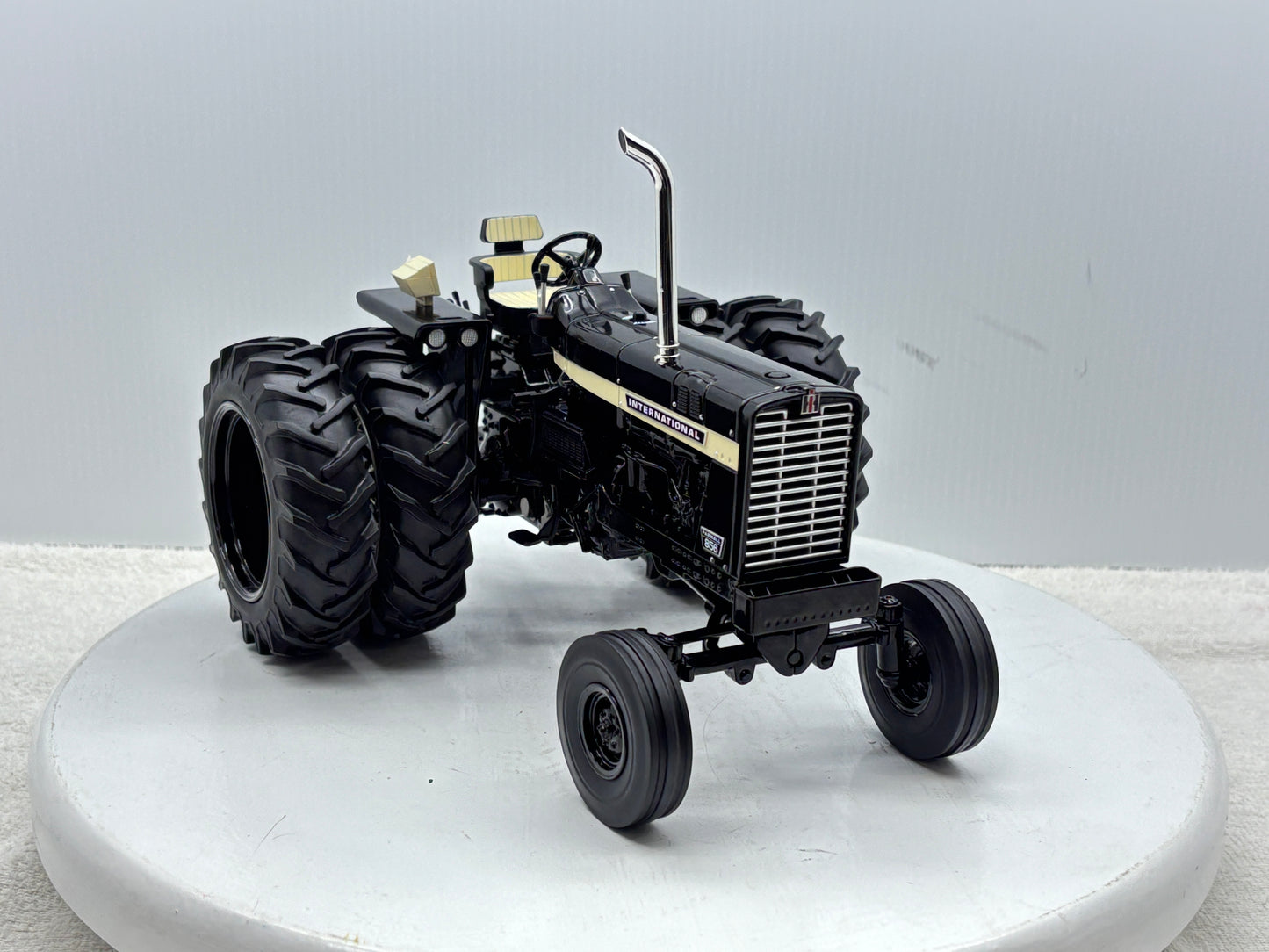 1/16 International 856 Black