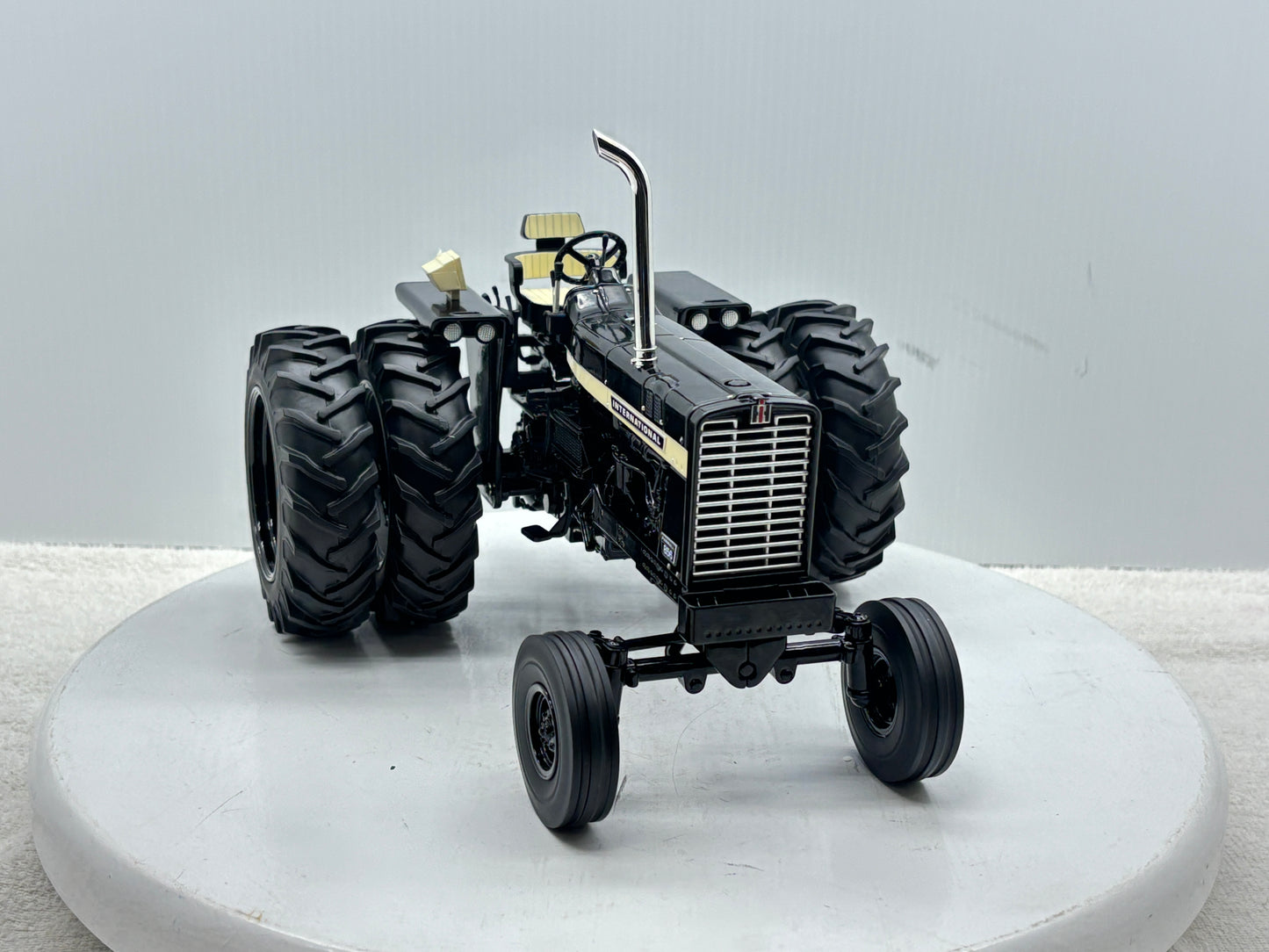 1/16 International 856 Black