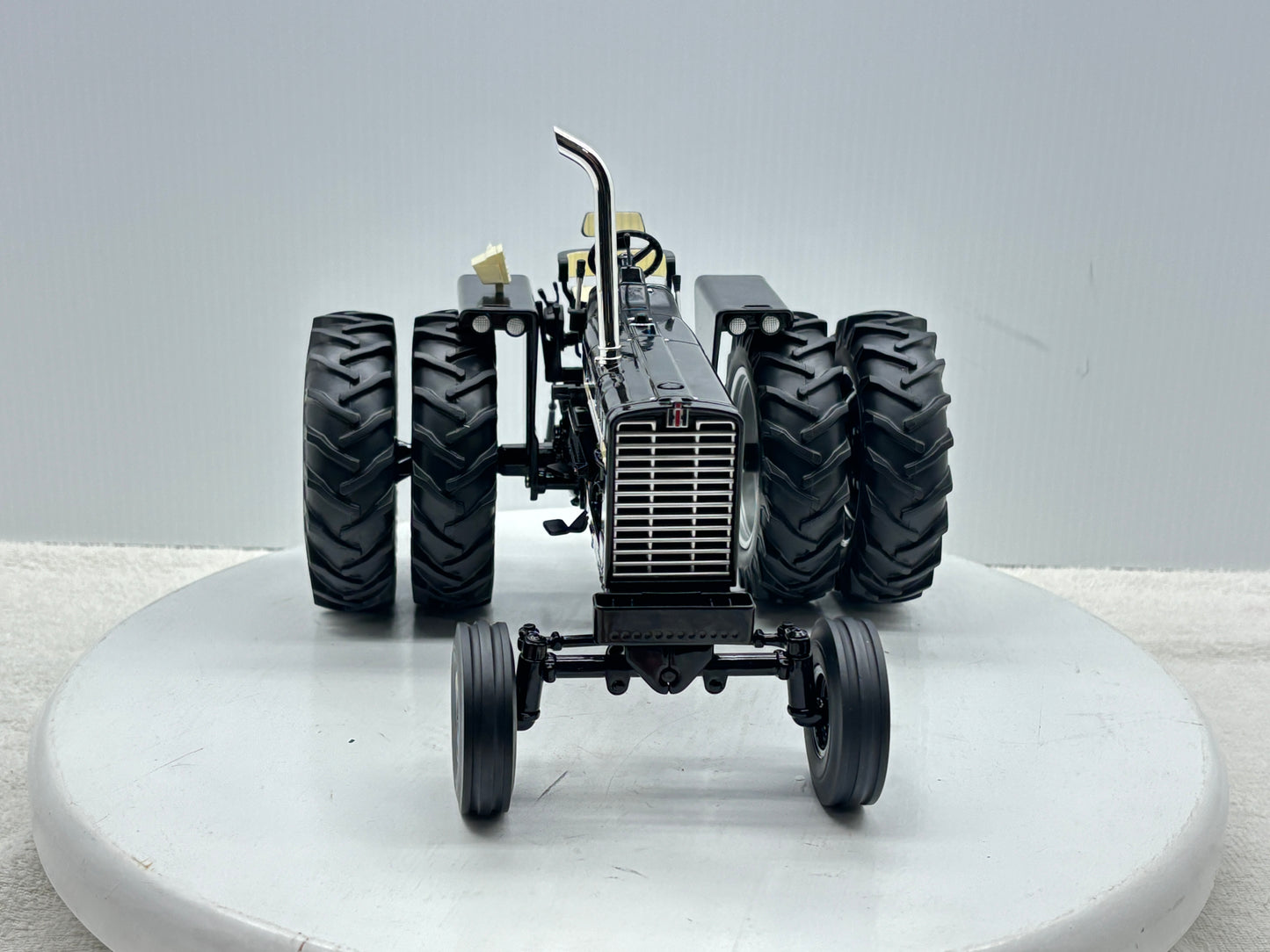 1/16 International 856 Black