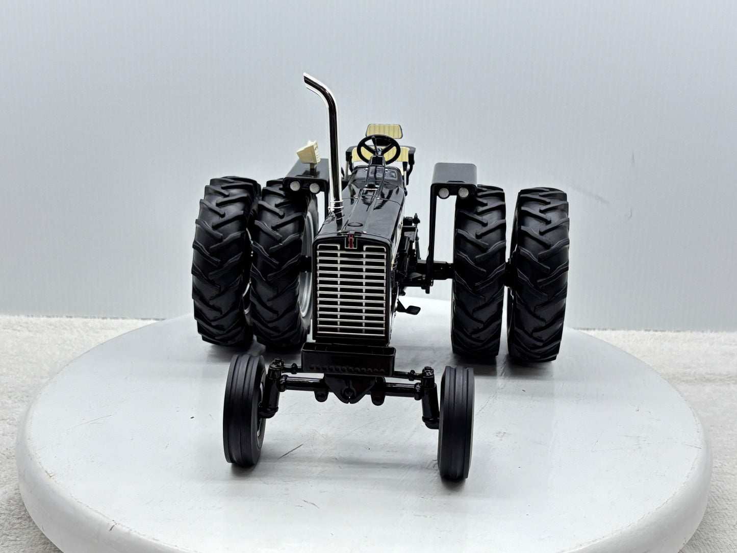 1/16 International 856 Black