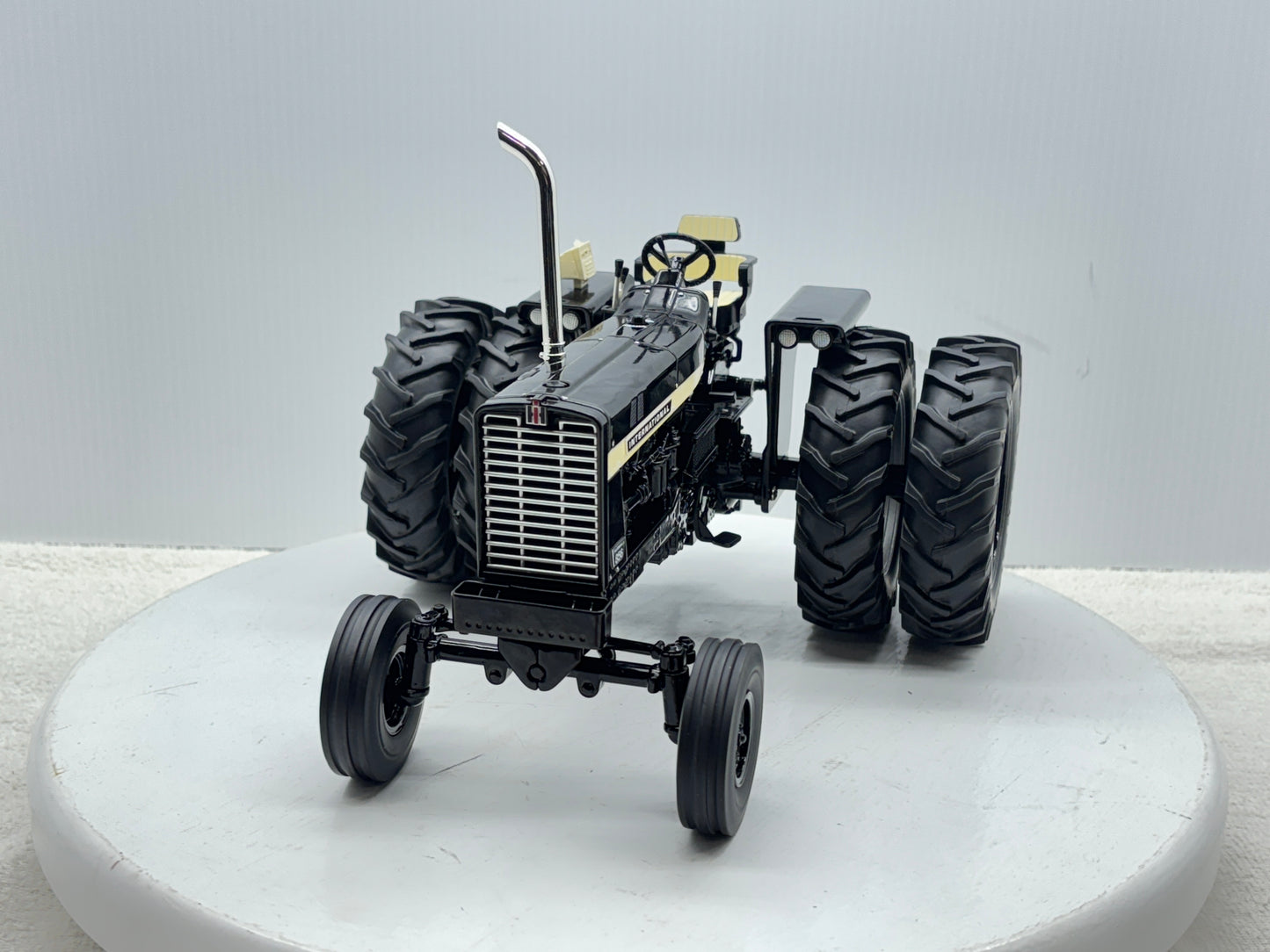 1/16 International 856 Black