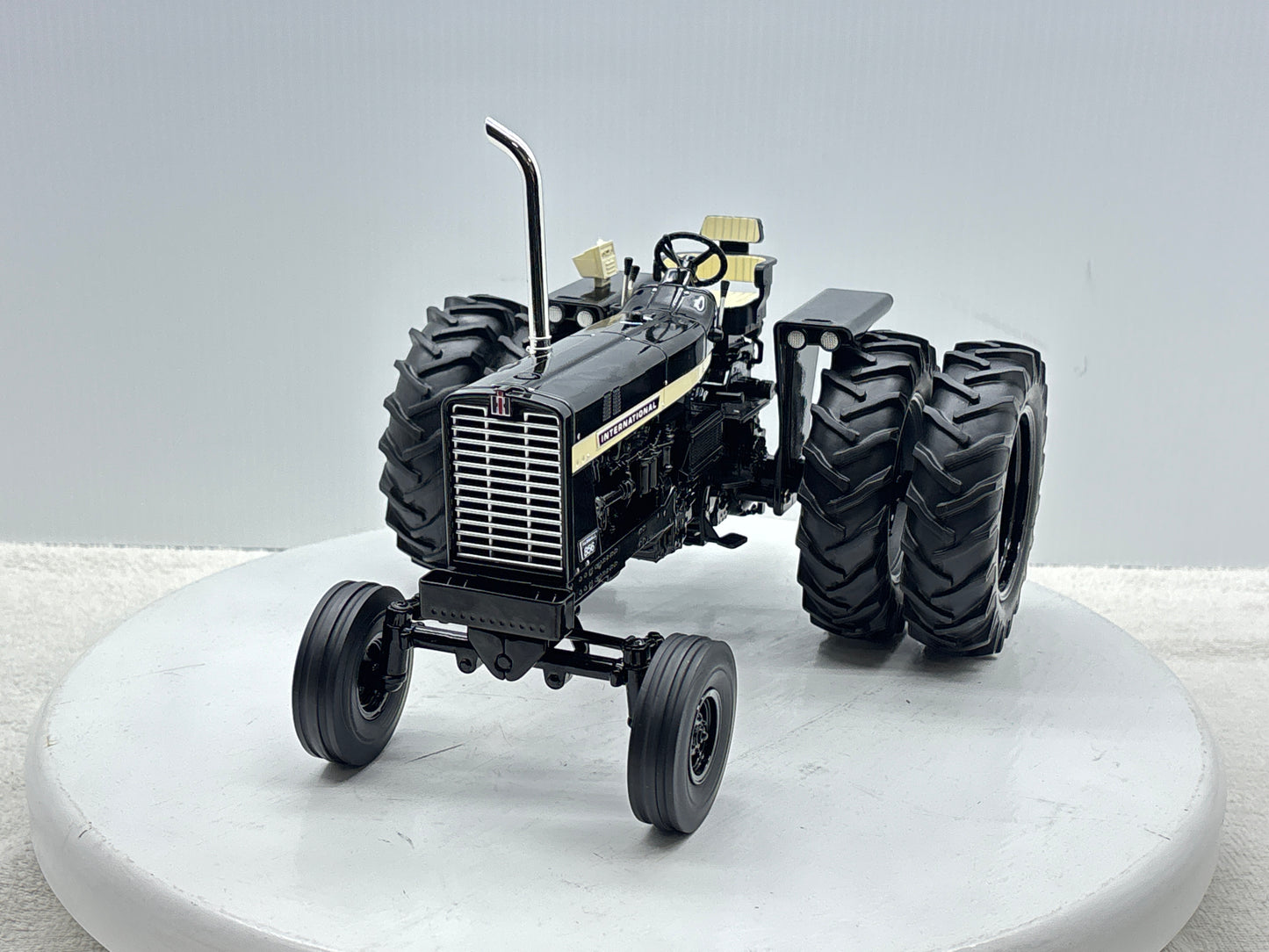 1/16 International 856 Black