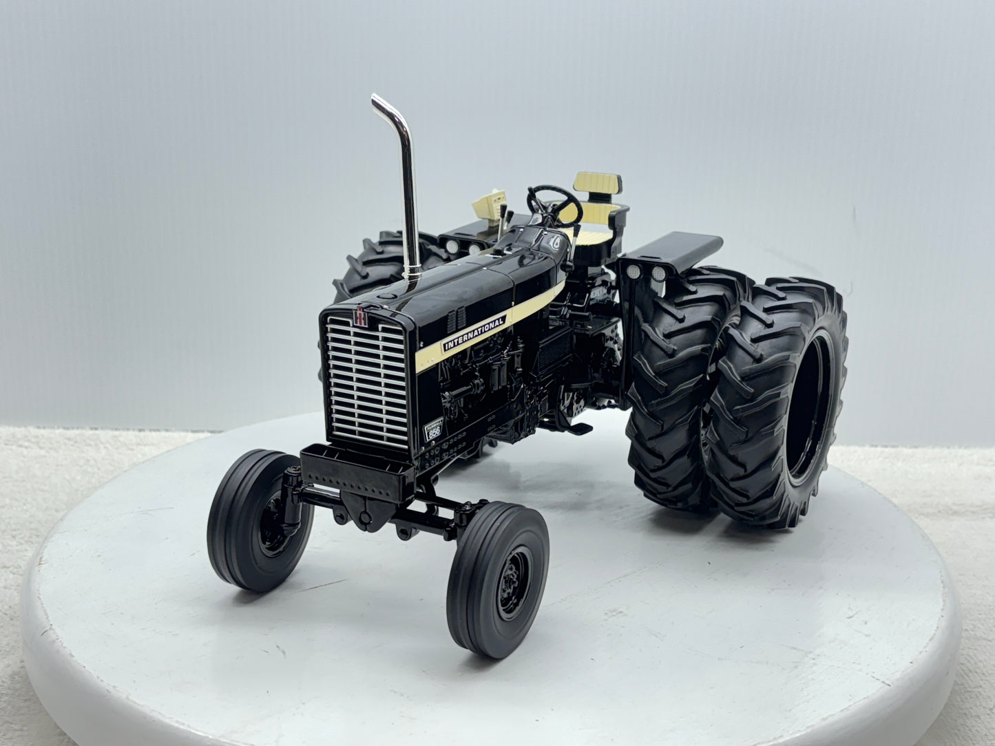 1/16 International 856 Black