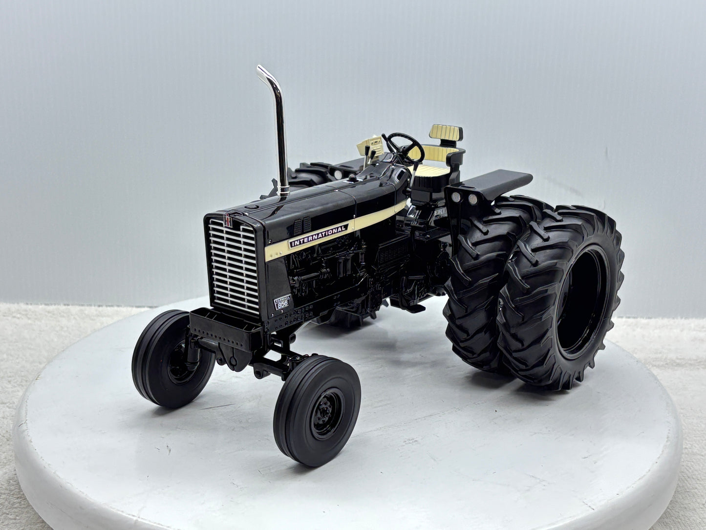 1/16 International 856 Black