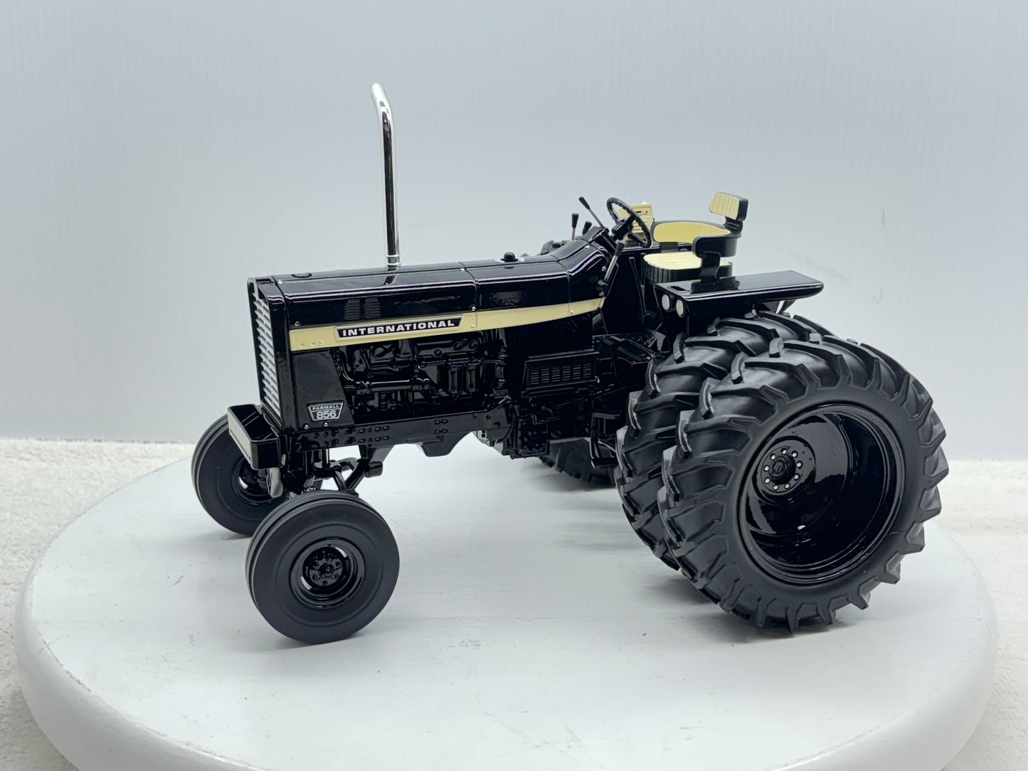 1/16 International 856 Black