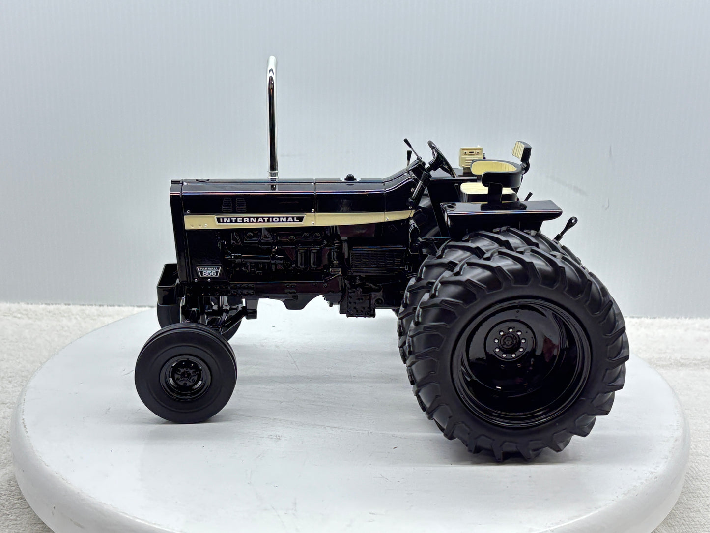 1/16 International 856 Black