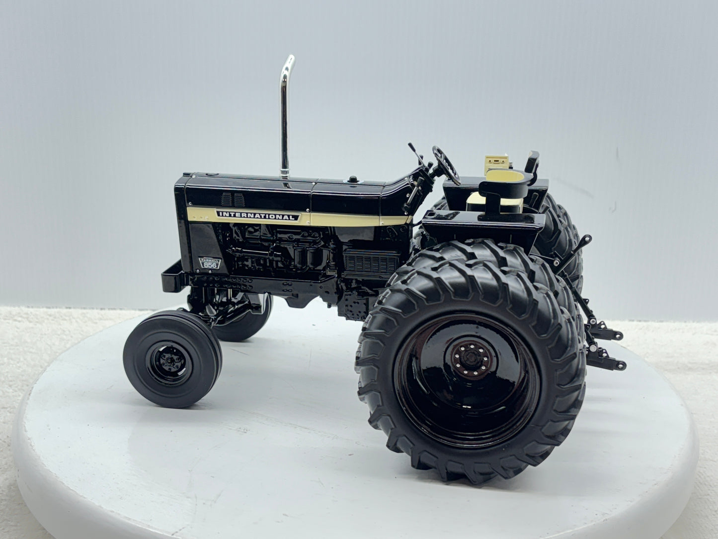 1/16 International 856 Black