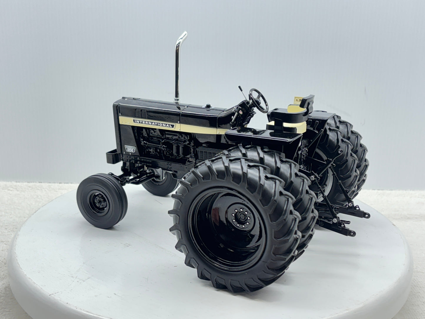 1/16 International 856 Black