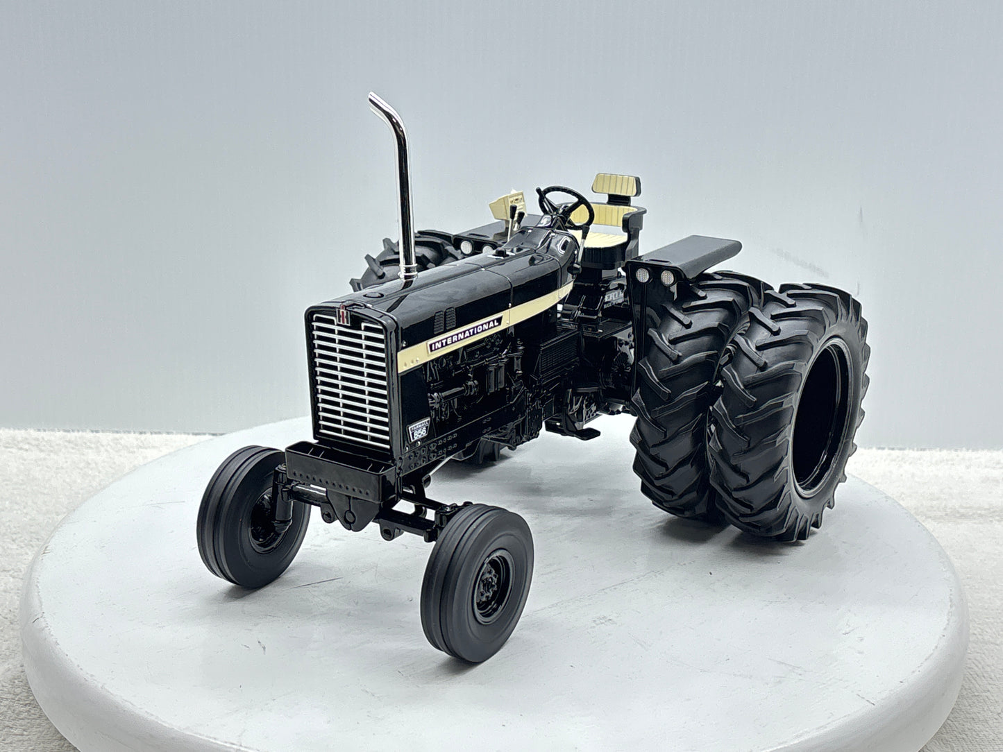 1/16 International 856 Black