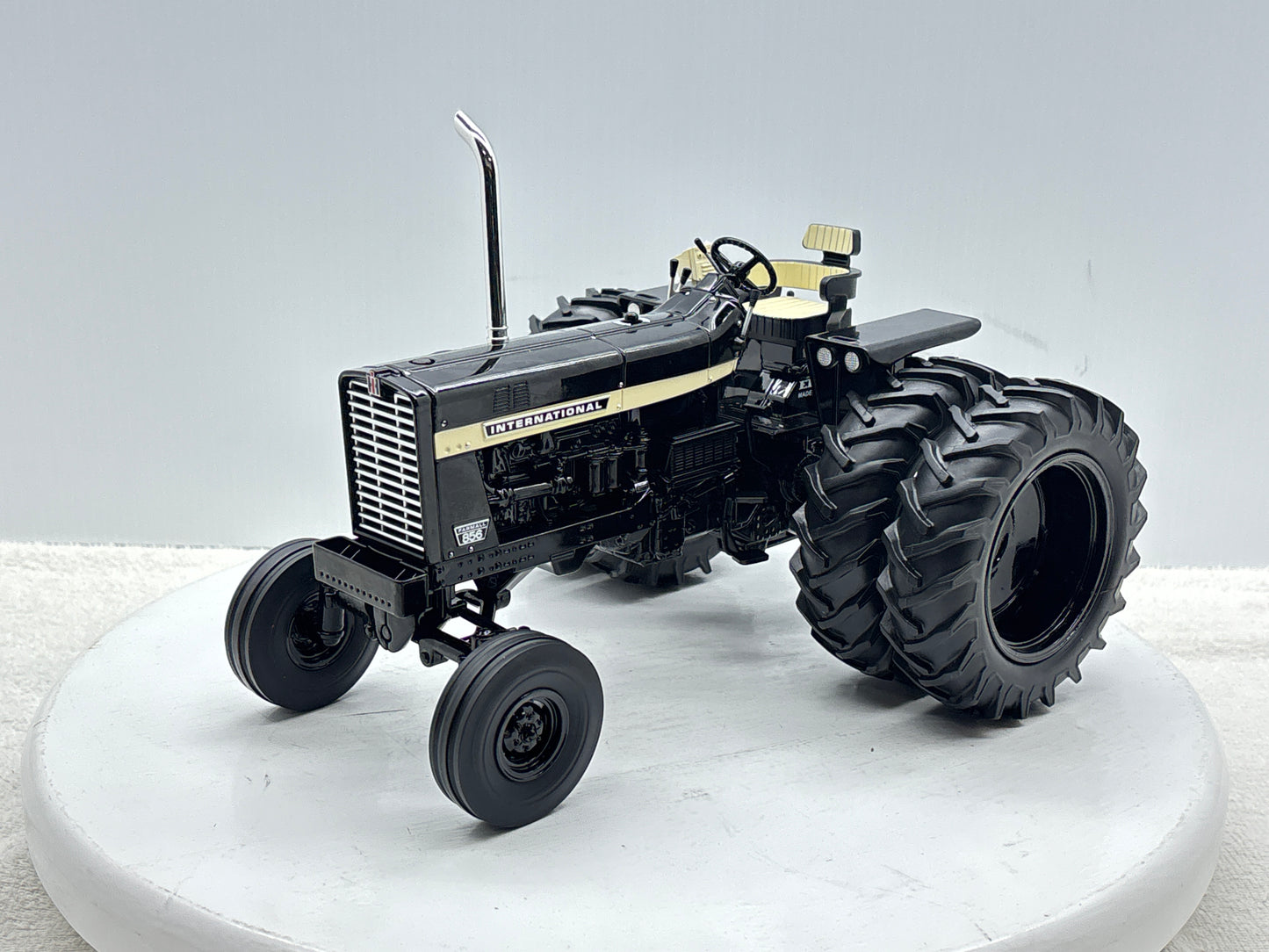 1/16 International 856 Black