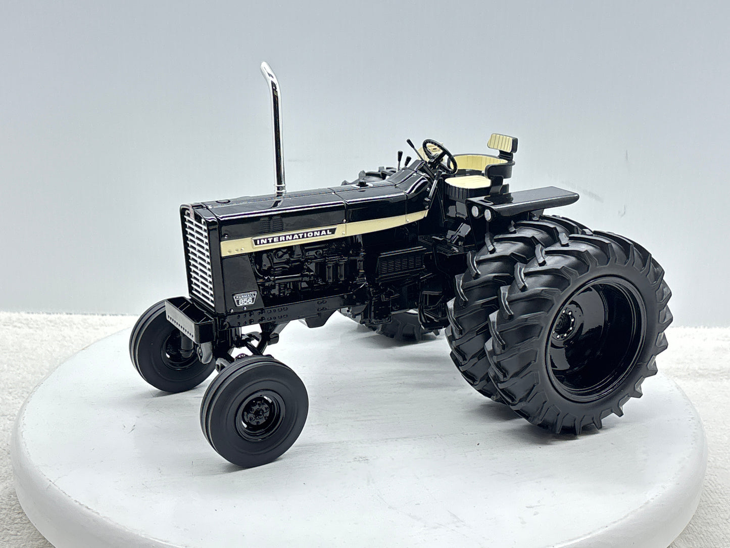 1/16 International 856 Black