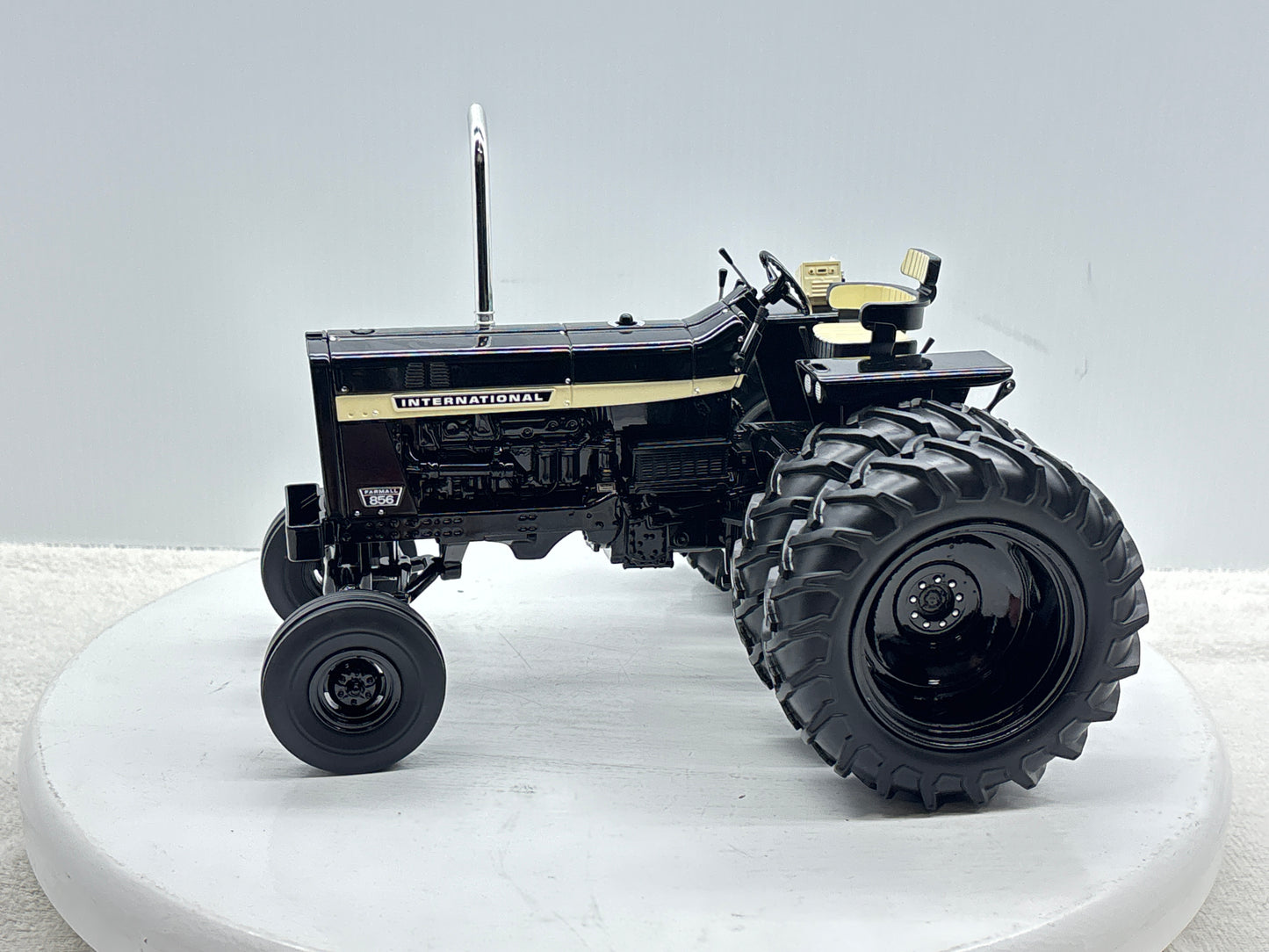 1/16 International 856 Black