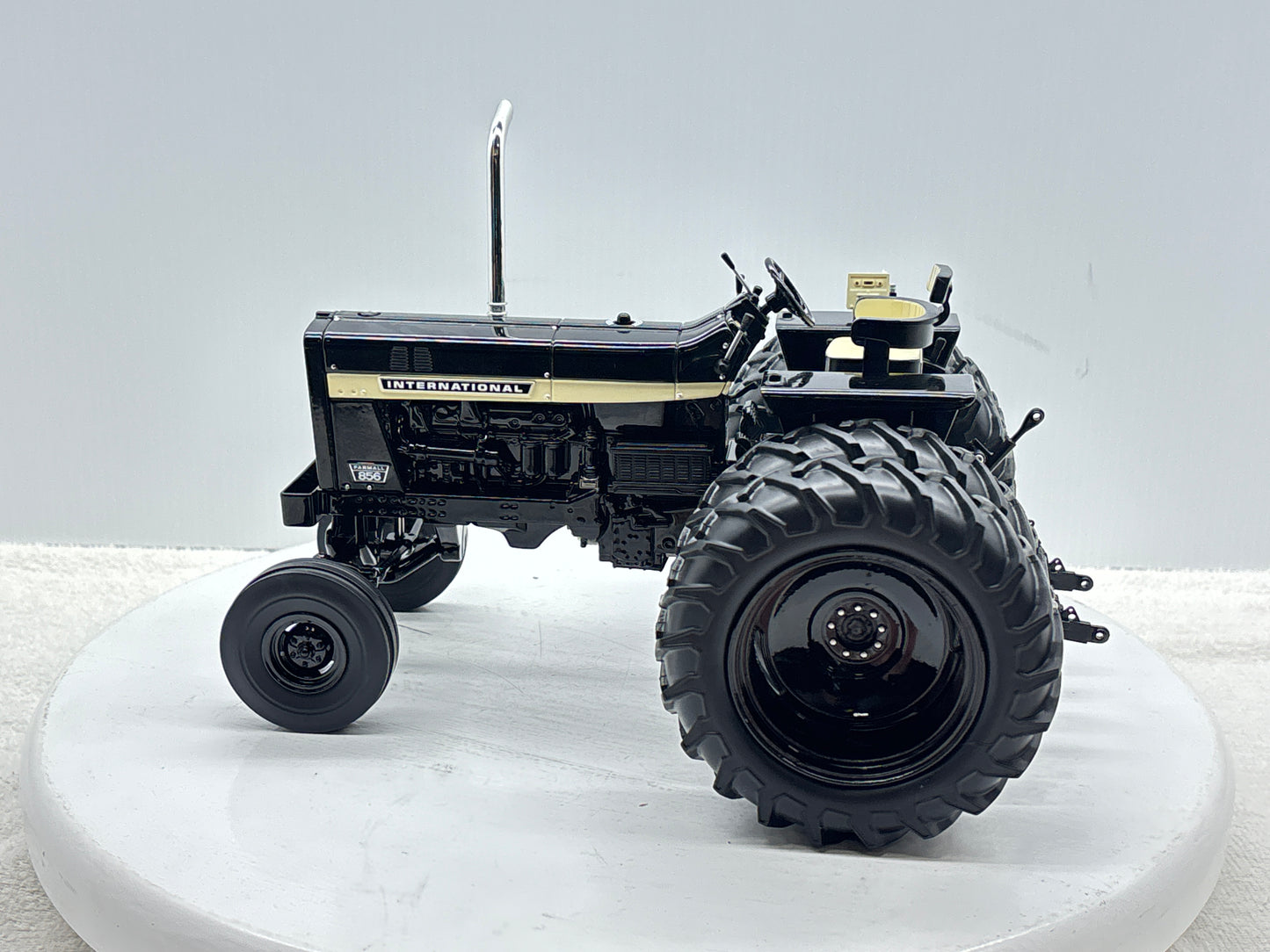 1/16 International 856 Black