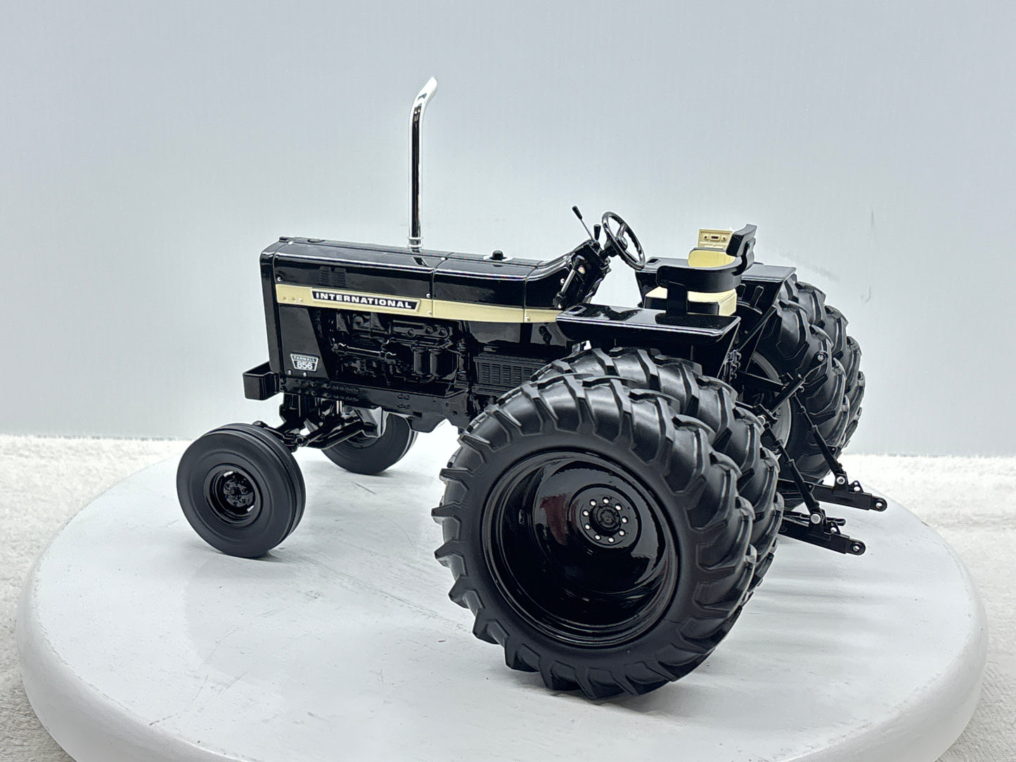 1/16 International 856 Black
