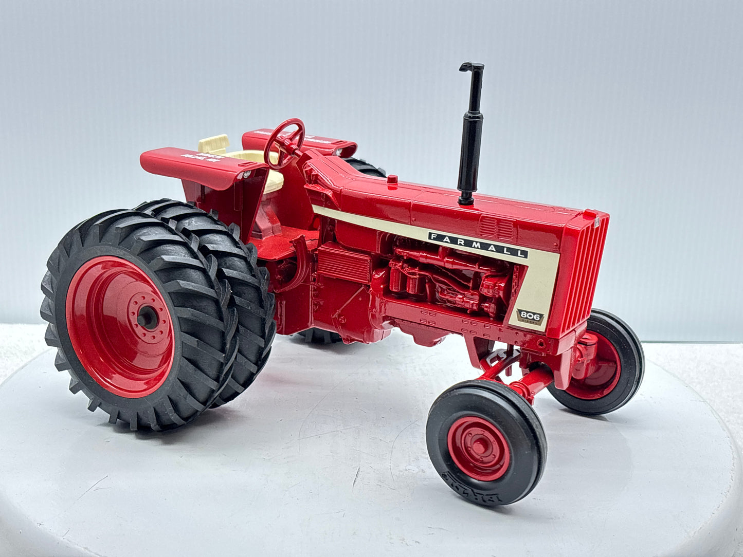 1/16 International Farmall 806 WMSTR