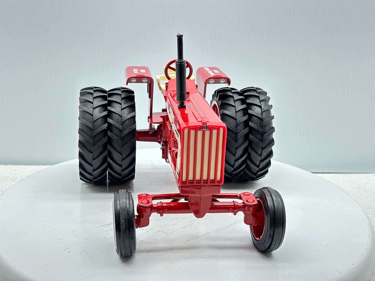 1/16 International Farmall 806 WMSTR