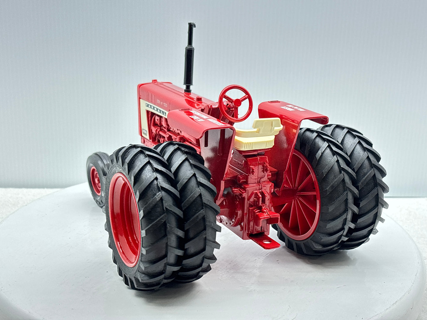 1/16 International Farmall 806 WMSTR