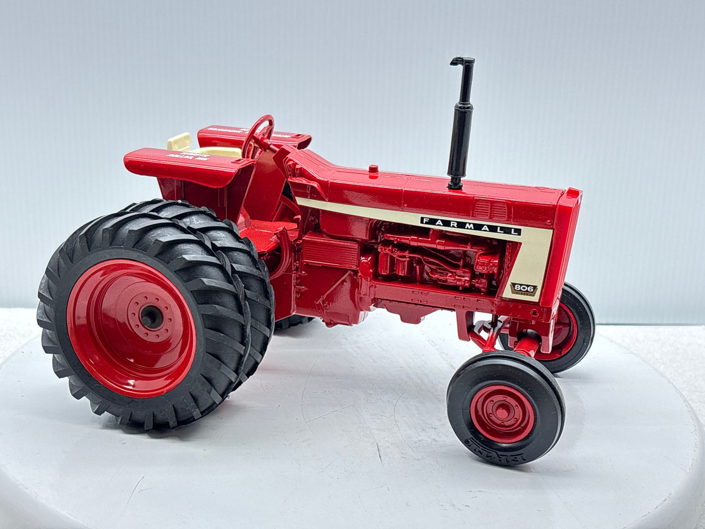 1/16 International Farmall 806 WMSTR