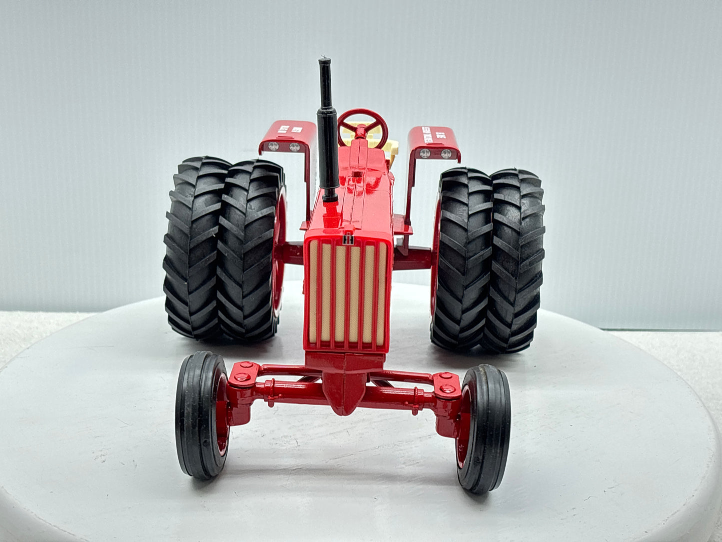 1/16 International Farmall 806 WMSTR