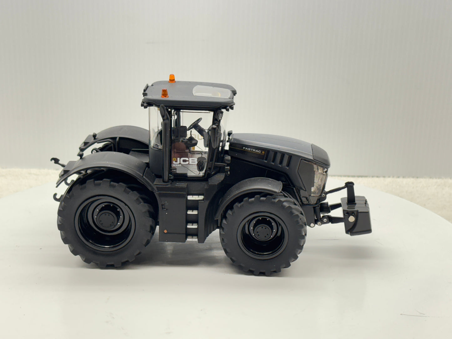 1/32 JCB 8330 Black Stealth