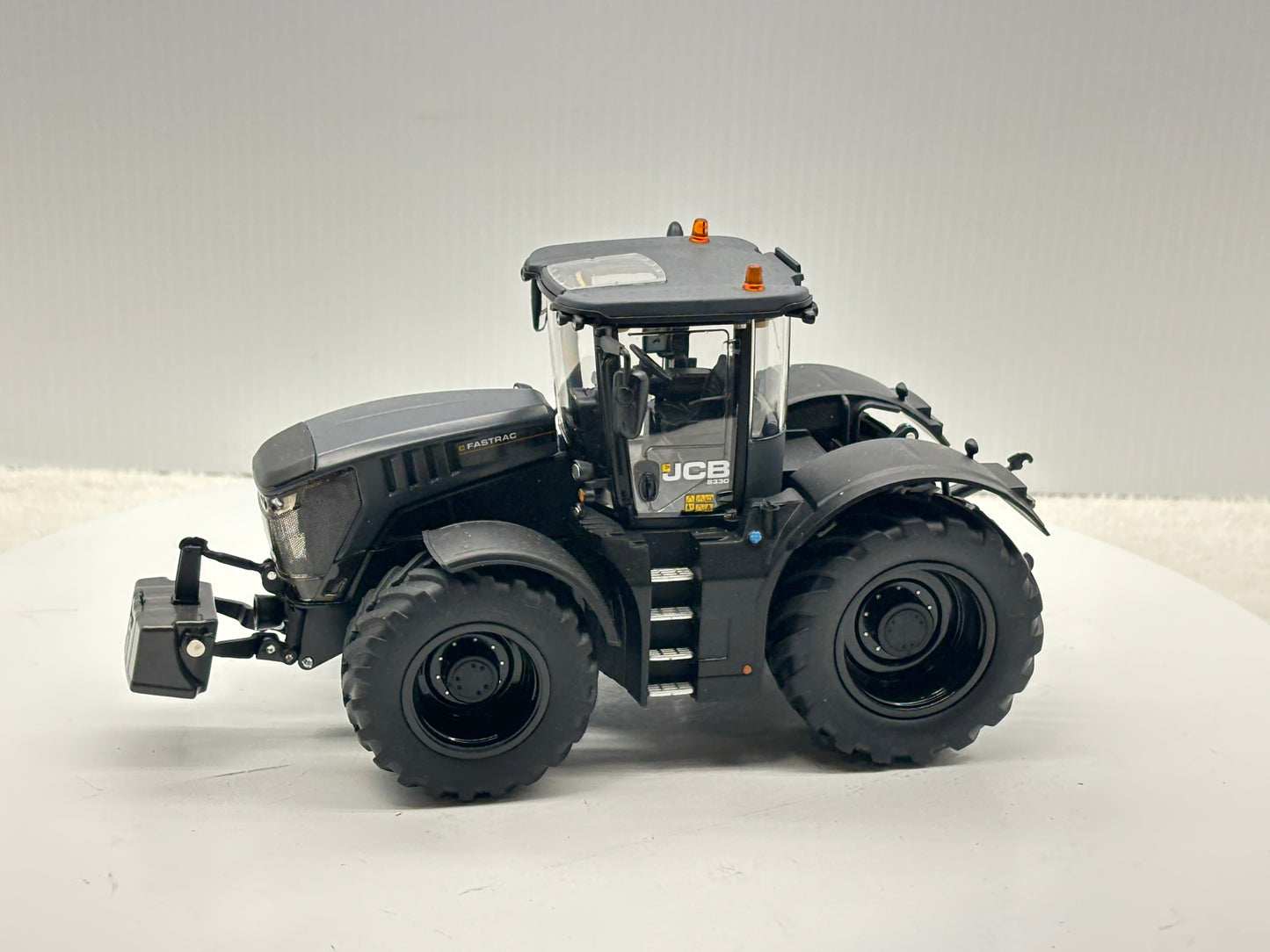1/32 JCB 8330 Black Stealth