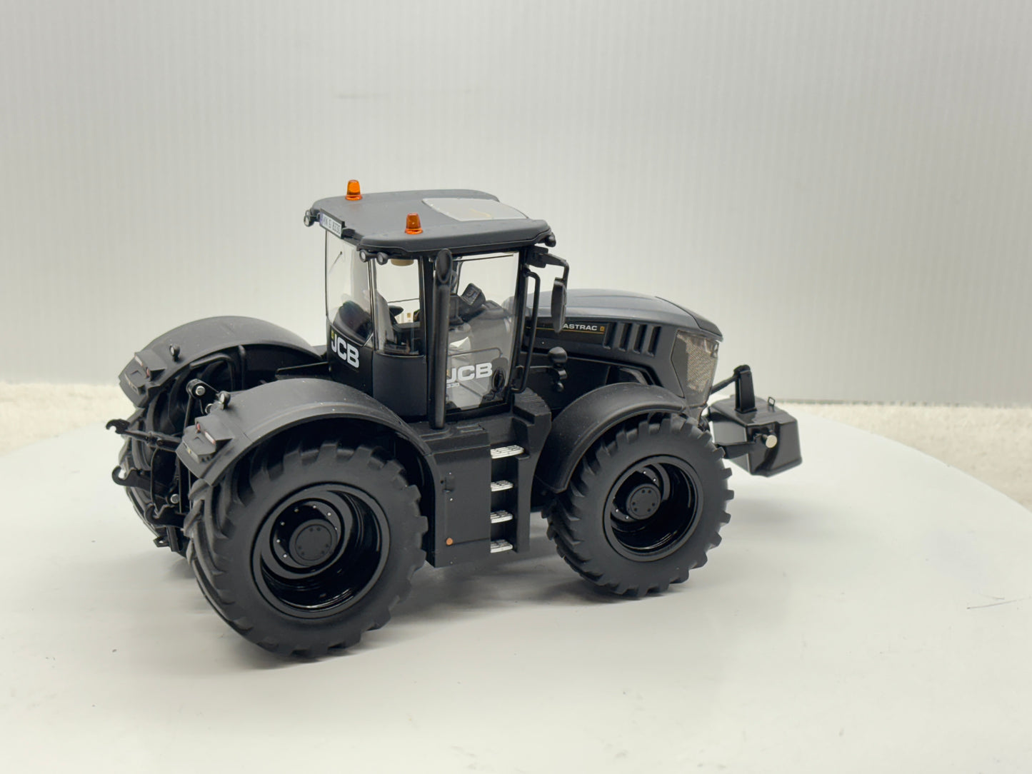 1/32 JCB 8330 Black Stealth