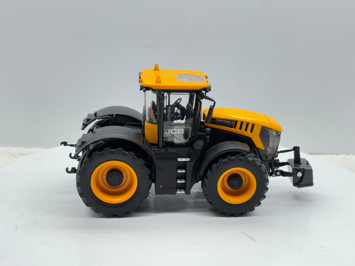 1/32 JCB Fastrac 8330