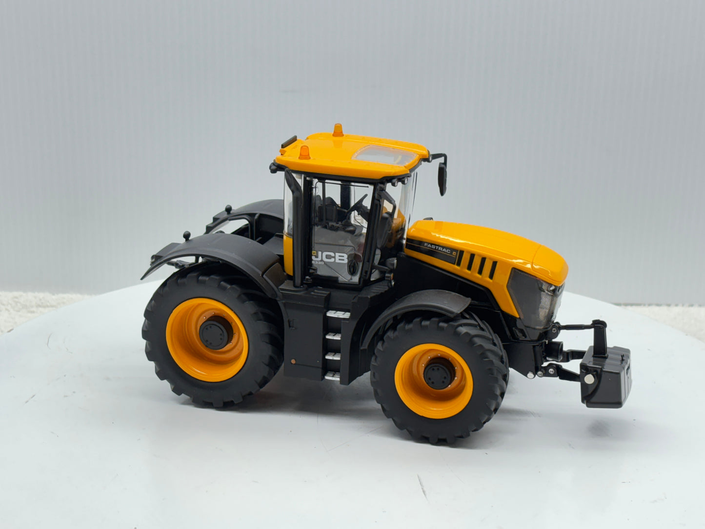 1/32 JCB Fastrac 8330