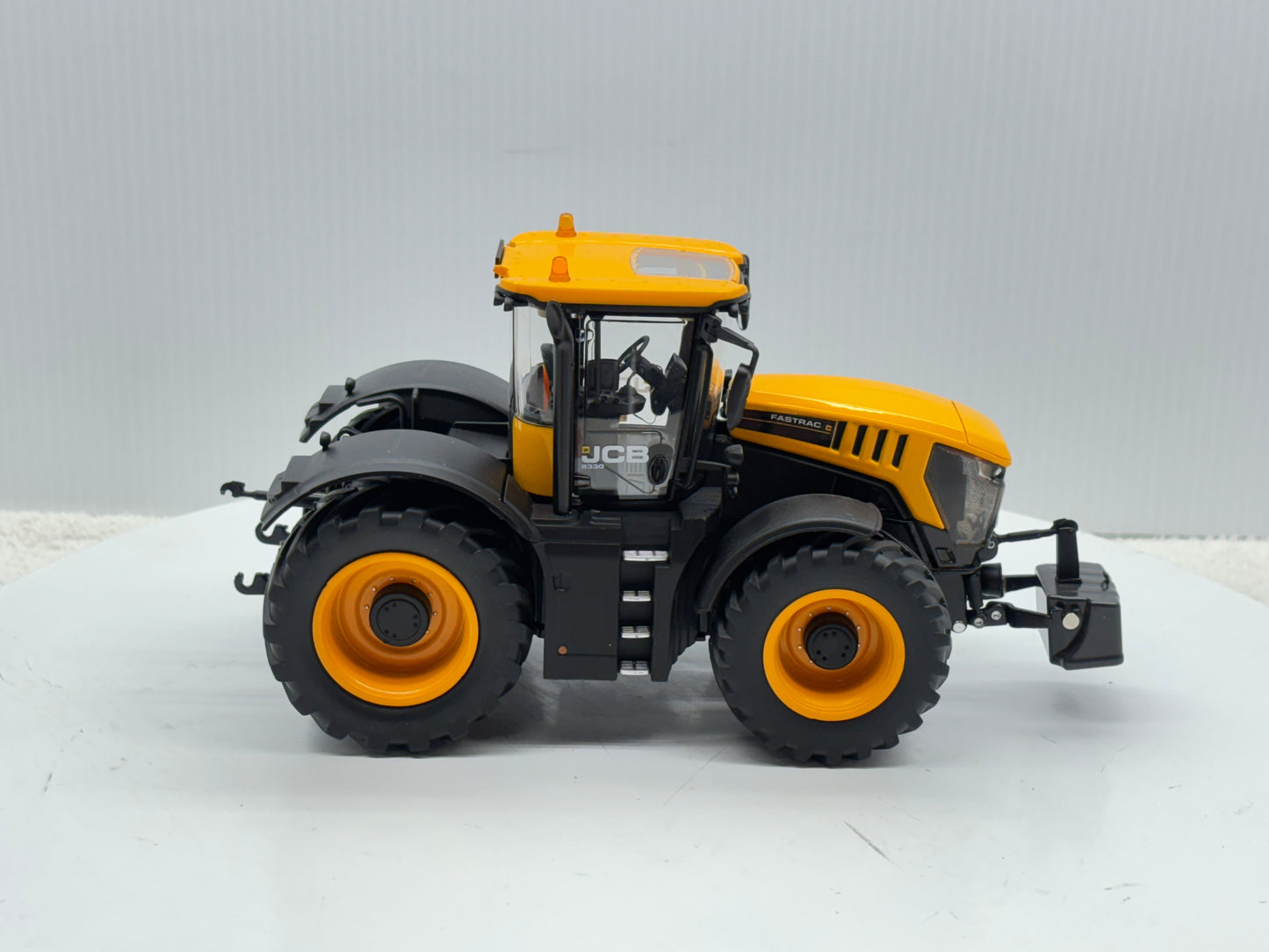 1/32 JCB Fastrac 8330