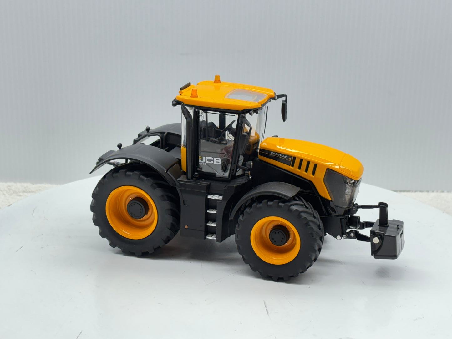 1/32 JCB Fastrac 8330