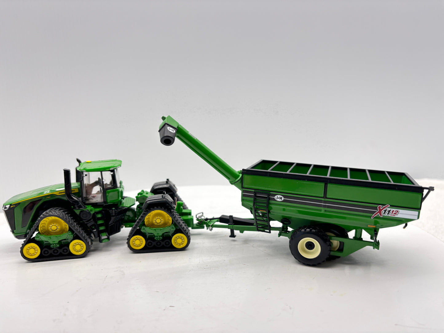 1/64 J&M 1112 X-Tend Tandem Grain Cart Green