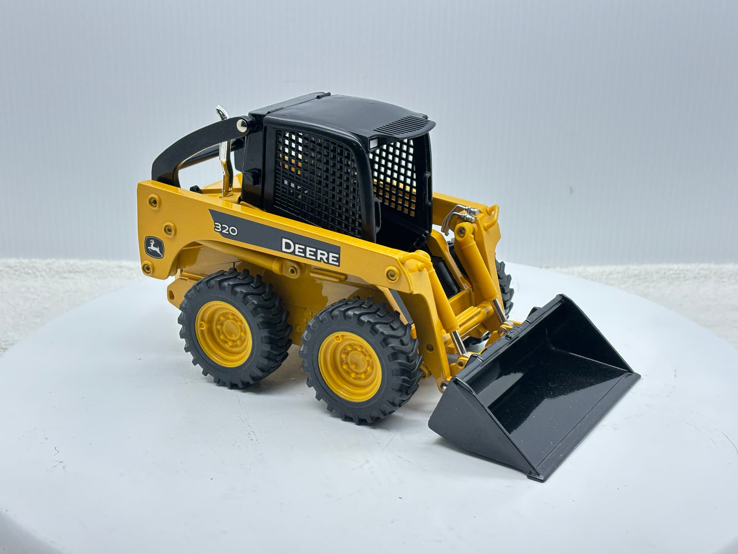 1/16 John Deere 320