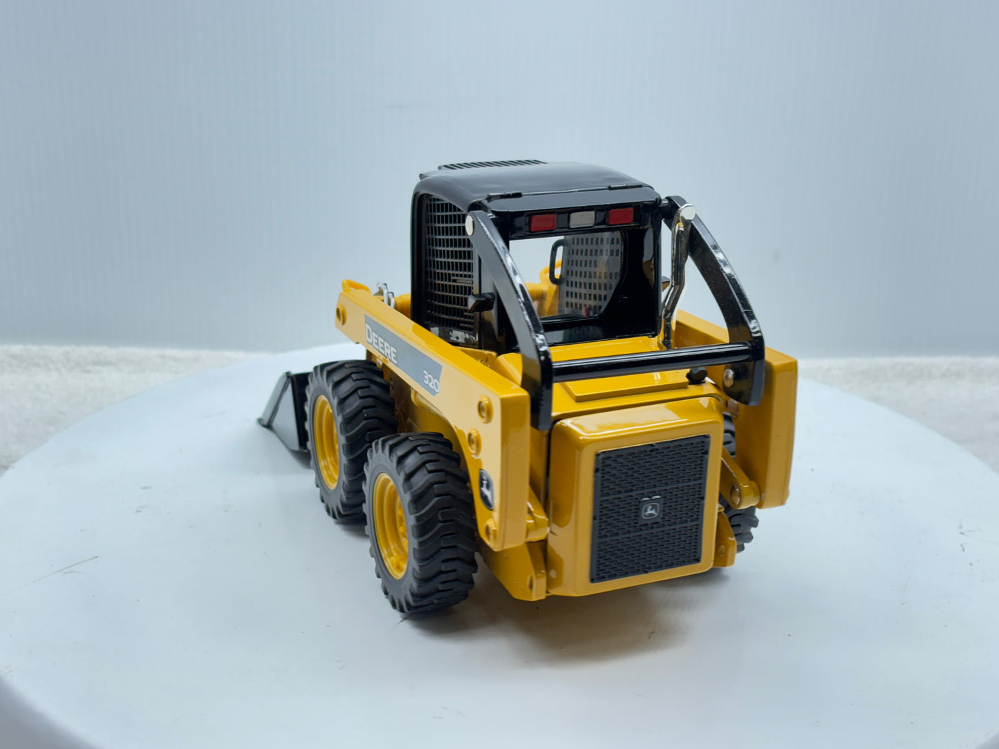 1/16 John Deere 320
