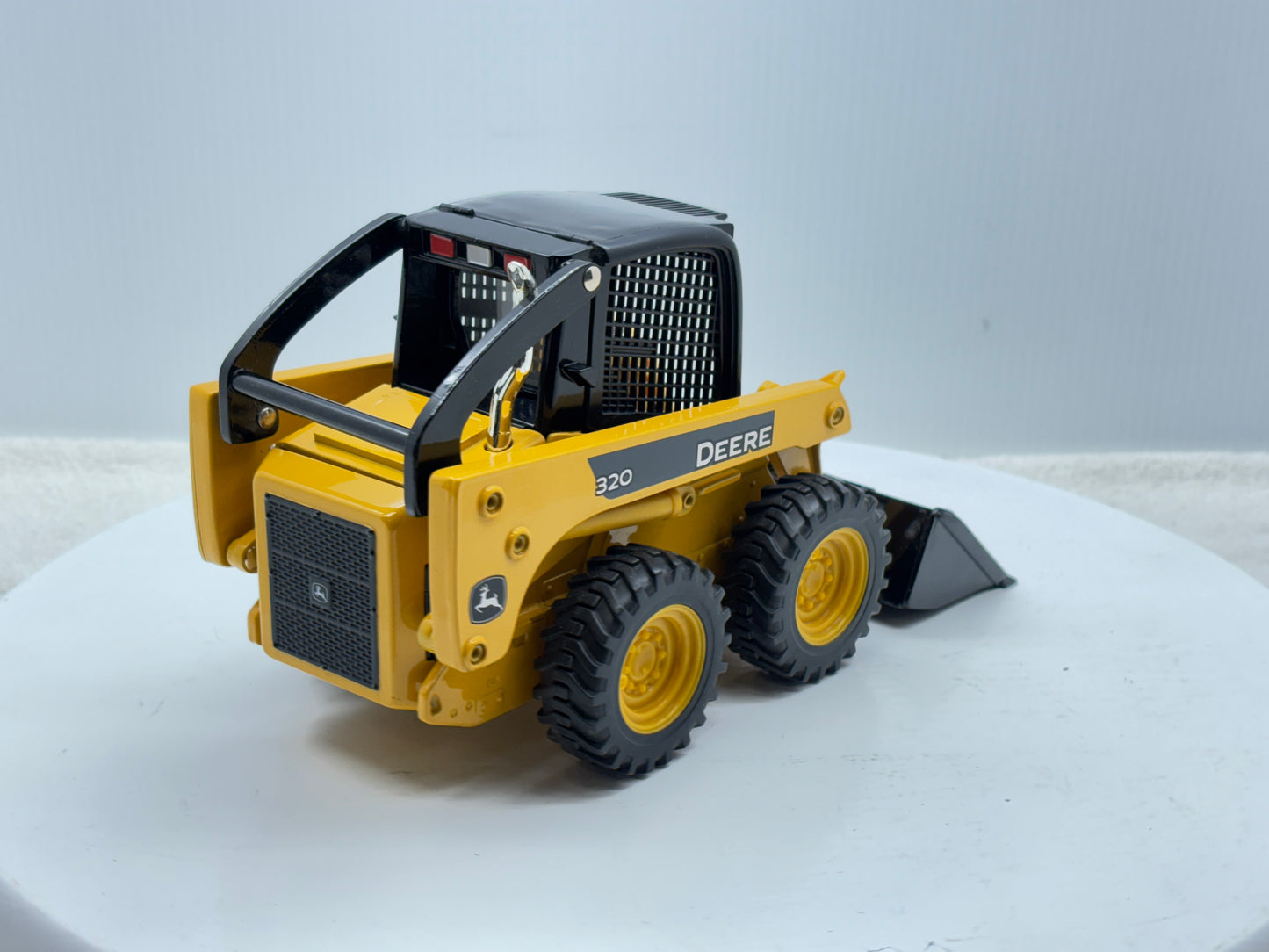 1/16 John Deere 320