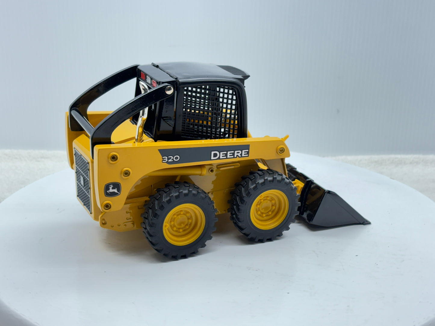 1/16 John Deere 320