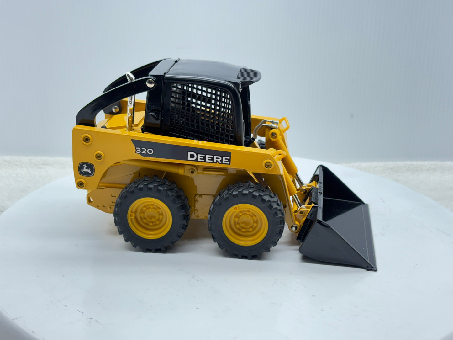 1/16 John Deere 320