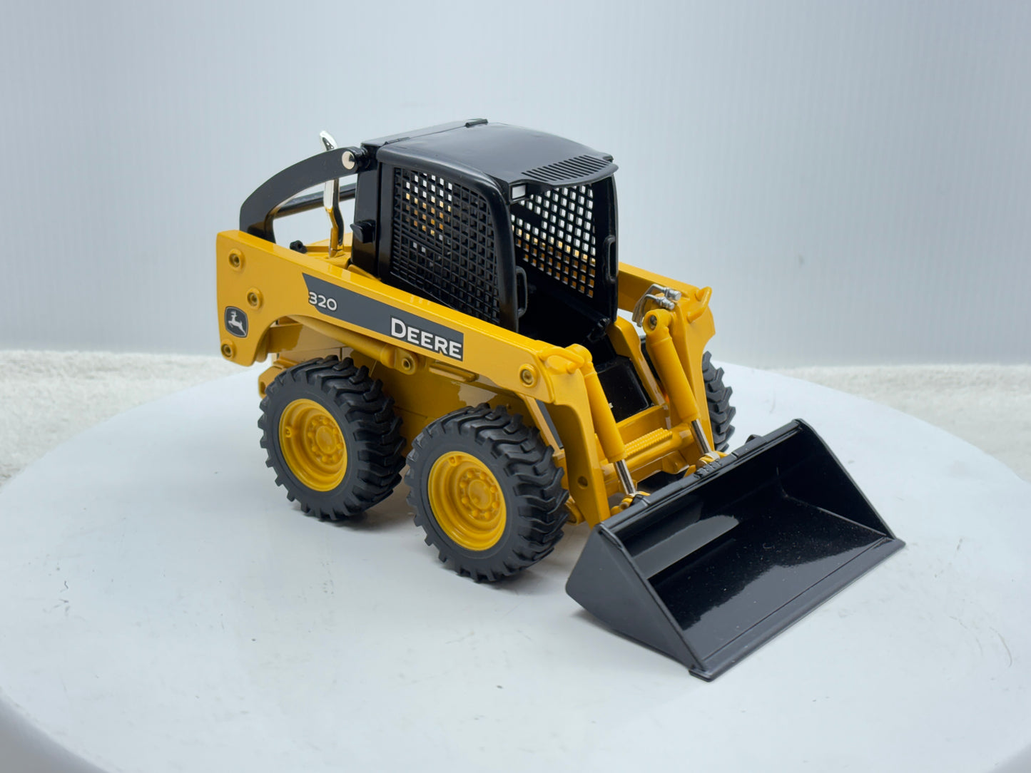 1/16 John Deere 320