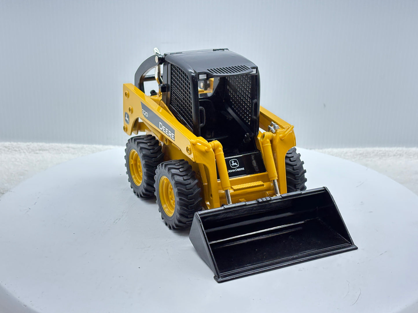 1/16 John Deere 320