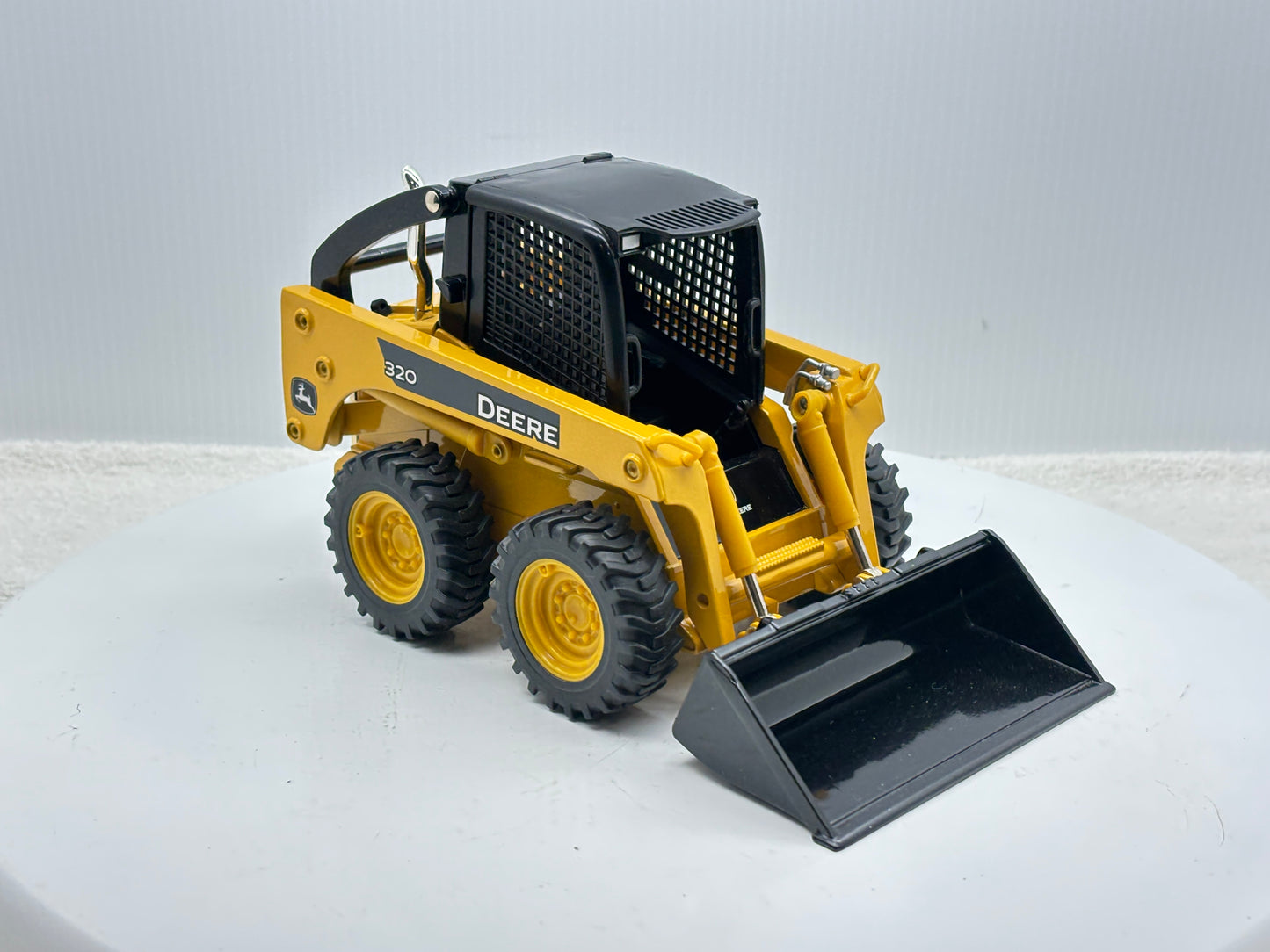 1/16 John Deere 320