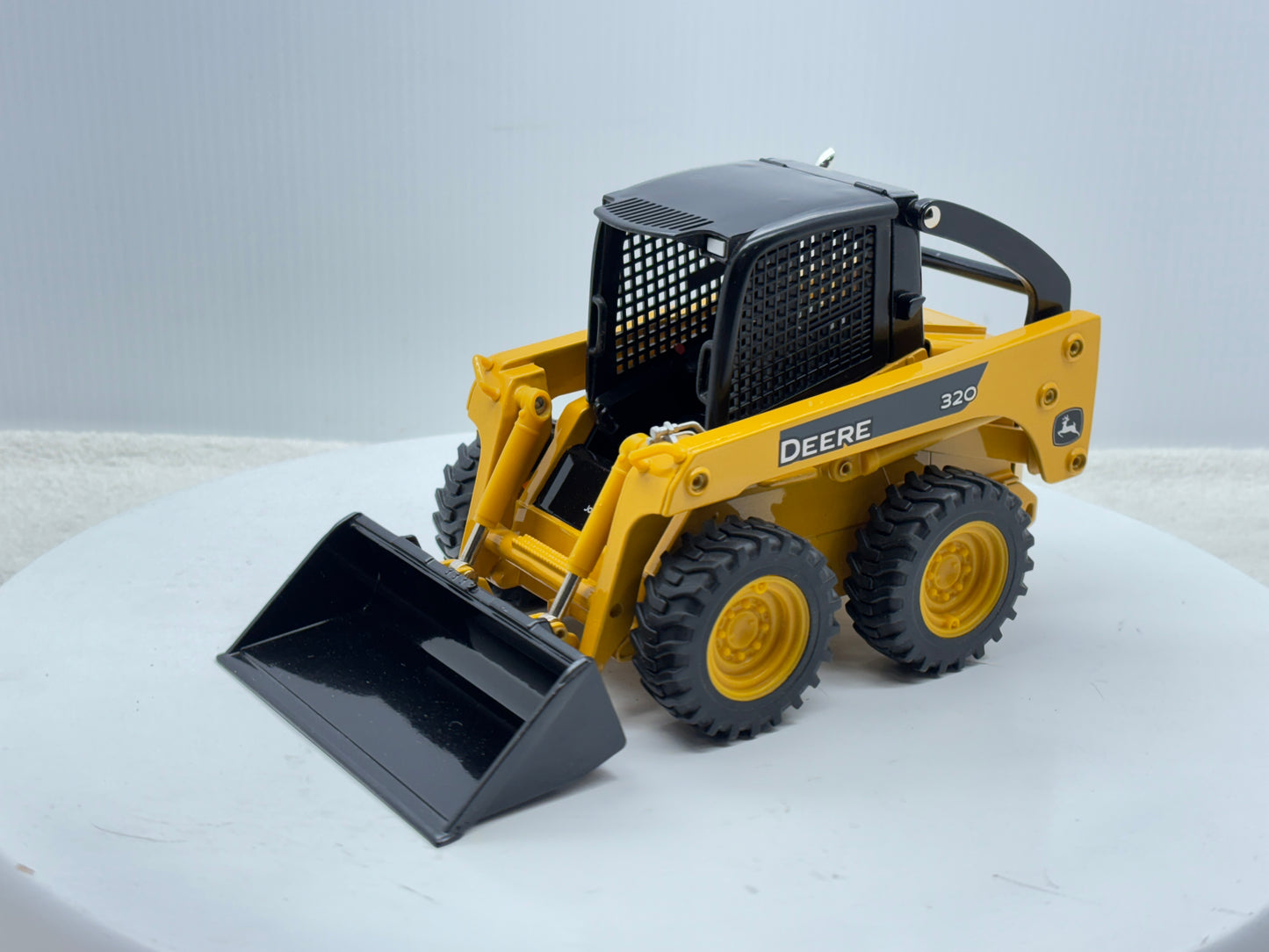 1/16 John Deere 320
