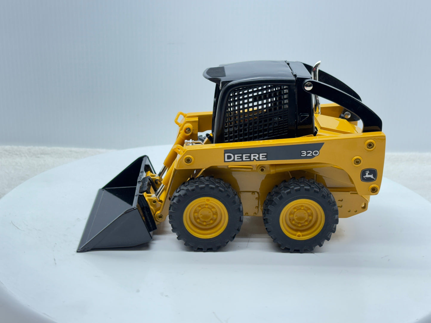 1/16 John Deere 320