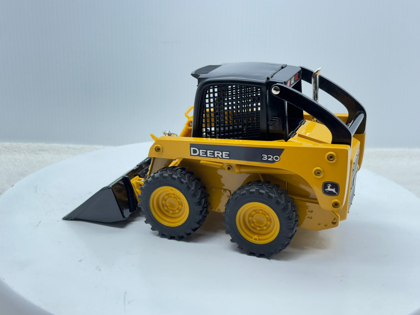 1/16 John Deere 320