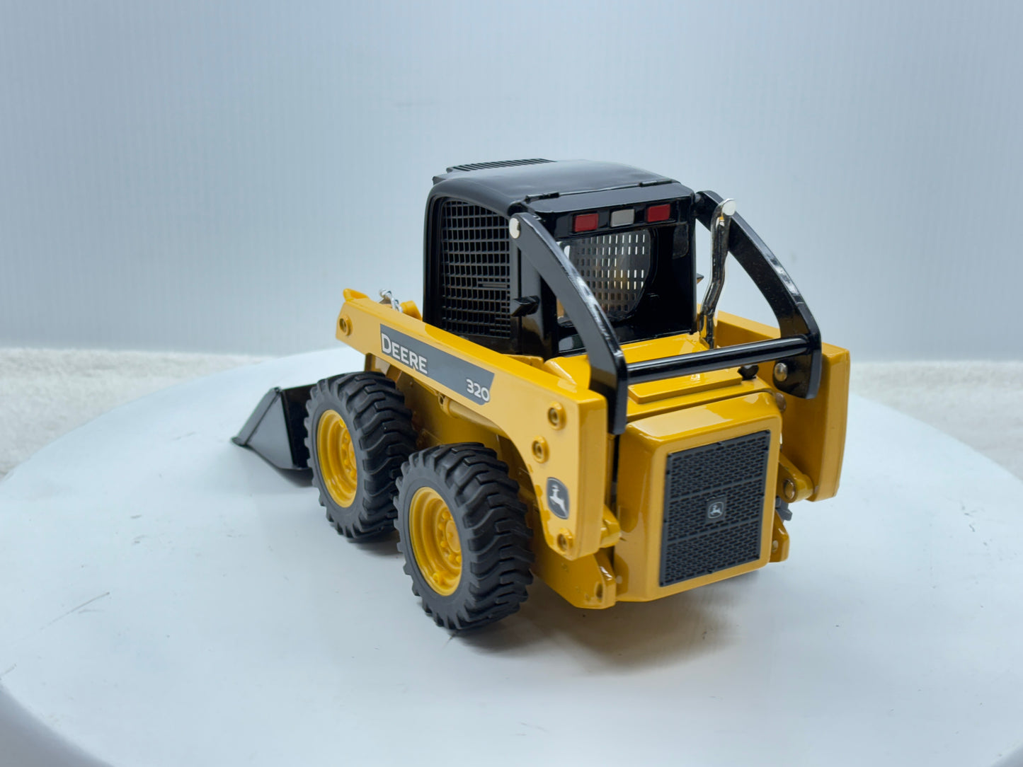 1/16 John Deere 320