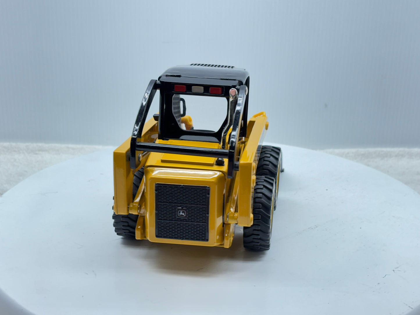 1/16 John Deere 320