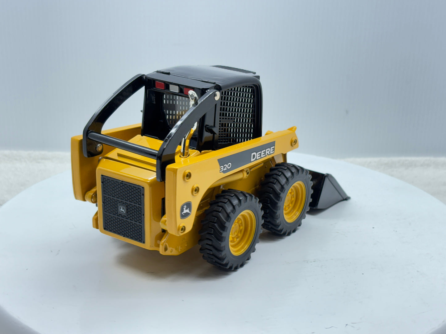 1/16 John Deere 320
