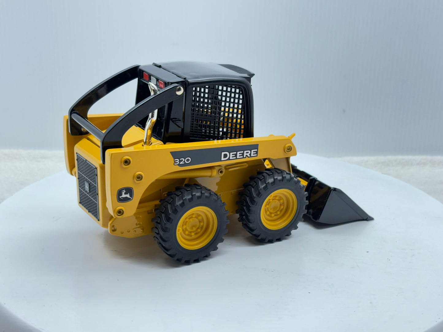 1/16 John Deere 320