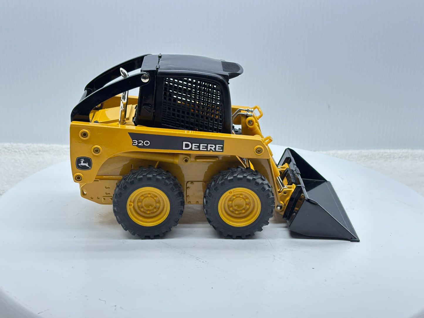1/16 John Deere 320