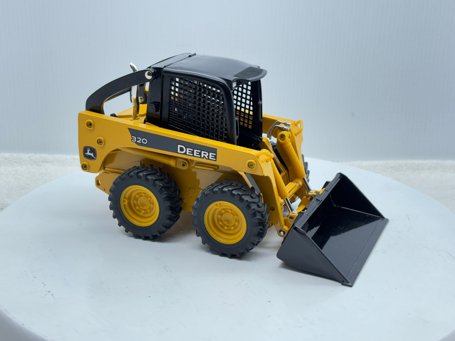 1/16 John Deere 320